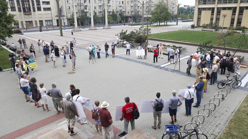 Protestas prie Seimo: reikalauja užkirsti kelią į Lietuvą migrantams