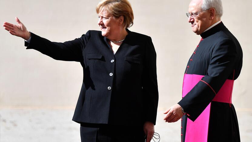 Angela Merkel ir monsinjoras L. Sapienza.