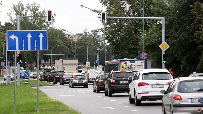 Atsakomybė: Šilutės plente pastačius naują šviesoforą, niekam neparūpo, ką teks daryti su antruoju, esančiu vos už poros dešimčių metrų.