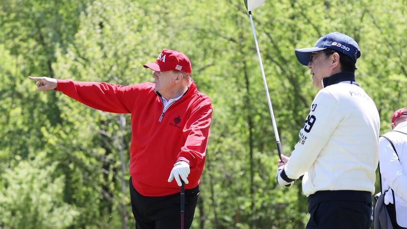 Aistra: golfas – neatsiejama ne tik D.Trumpo laisvalaikio, bet ir darbo dalis. Nuot­rau­ko­je – jis, dar Bal­tų­jų rū­mų šei­mi­nin­kas, su Ja­po­ni­jos prem­je­ru Shin­zo Abe 2017 m.