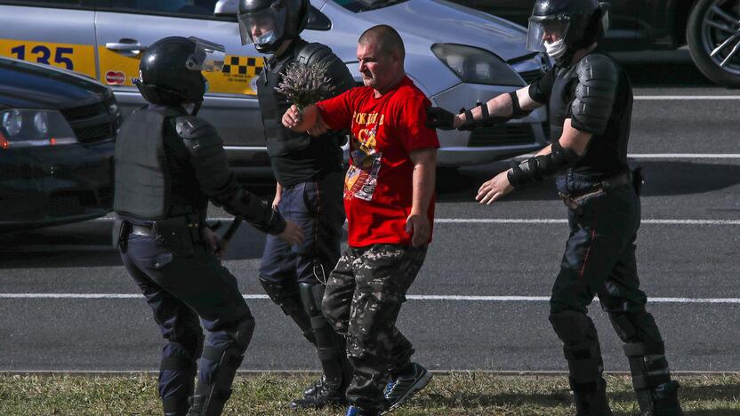 Baltarusijoje žmonės ir toliau reiškia nepasitenkinimą valdžia protestuodami