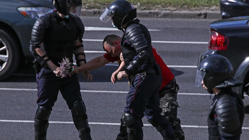 Baltarusijoje žmonės ir toliau reiškia nepasitenkinimą valdžia protestuodami