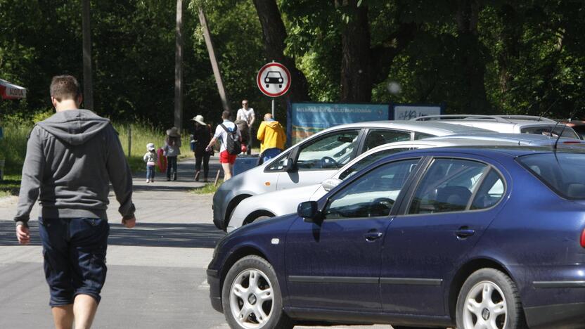 Pinigai: nuo rugsėjo 16-osios vairuotojams atvažiavus į pajūrį nebereikės mokėti už automobilių stovėjimą.