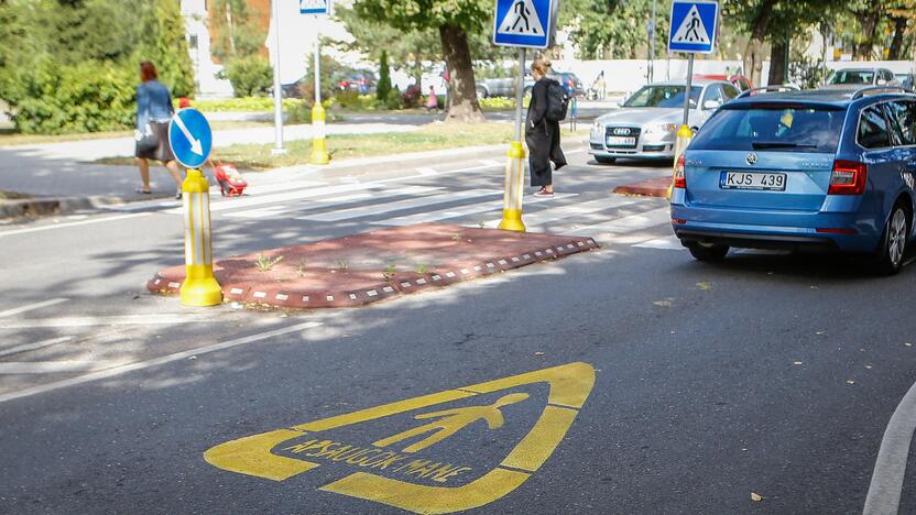 Saugumas: apie pėsčiųjų perėjas iš tolo praneša ryškus įspėjamasis "Apsaugok mane" ženklas.