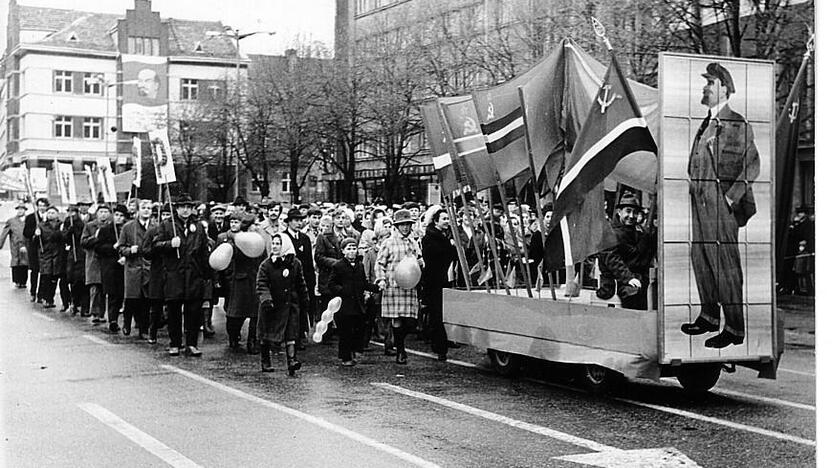 Propaganda: nors sovietmečiu tarybinių žmonių gyvenimą ribojo daugybė draudimų, jie turėjo dar ir prievolių – mylėti sovietinę sistemą, pirmiausia dalyvaujant tarybinėse šventėse.