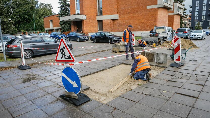 Darbai: keičiamas avarinės būklės Santuokų rūmų kiemo grindinys.