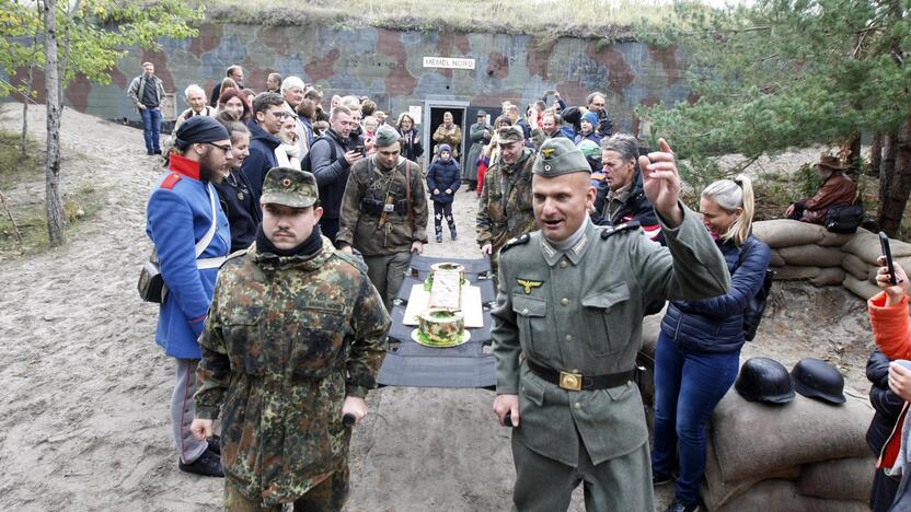 Sukaktis: minėdami 80 metų karo įtvirtinimų "Memel-Nord" įkūrimo metines, istorijos entuziastai šventė skanaudami ypatingą tortą.