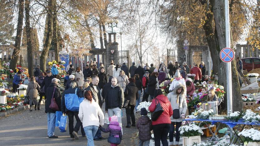 Srautai: manoma, kad daugiausia žmonių į kapines vyks savaitgalį ir Visų šventųjų dieną.