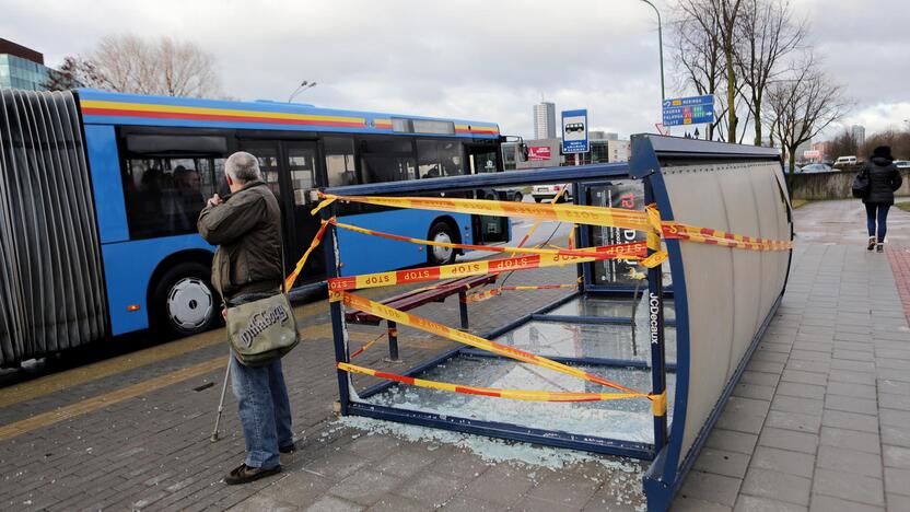 Nuvirto: visai neseniai įrengtas autobusų laukimo paviljonas šalia Baltijos prospekto neatlaikė stipresnio šios žiemos vėjo.