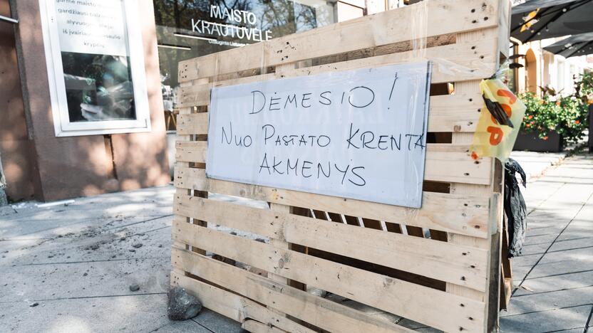 Laisvės alėjoje nuo pastato krenta akmenys