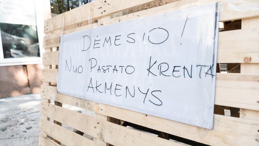 Laisvės alėjoje nuo pastato krenta akmenys