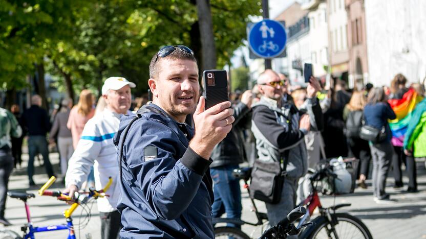 Neramumai per LGBT paradą