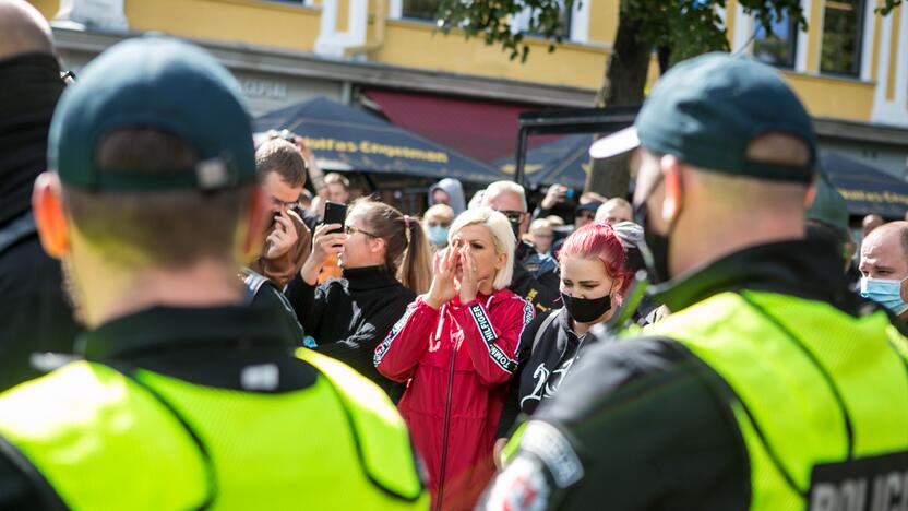 Neramumai per LGBT paradą