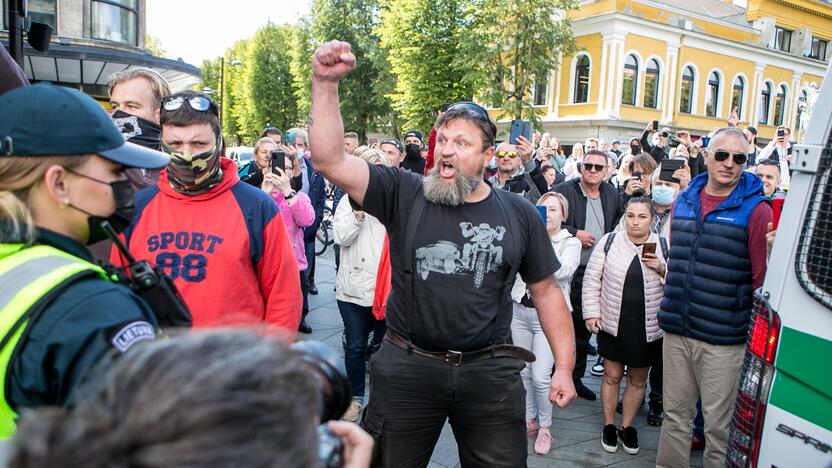 Neramumai per LGBT paradą