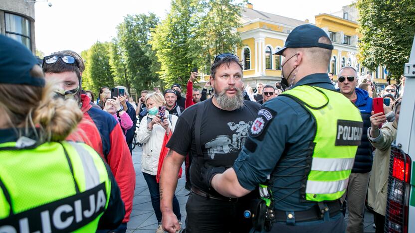 Neramumai per LGBT paradą