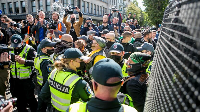 Neramumai per LGBT paradą