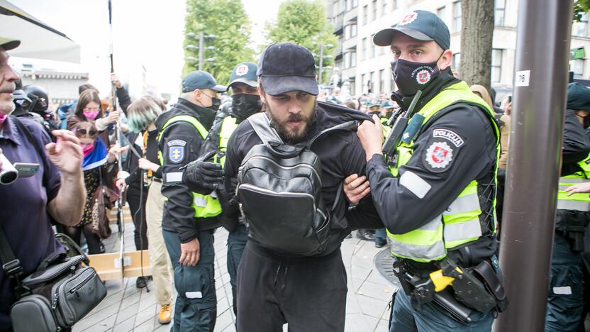 Neramumai per LGBT paradą