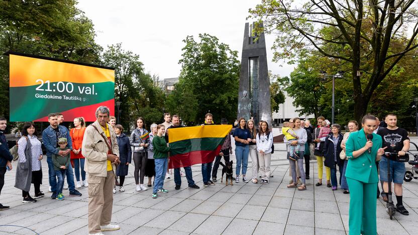 „Tautiškos giesmės“ giedojimas Vinco Kudirkos aikštėje