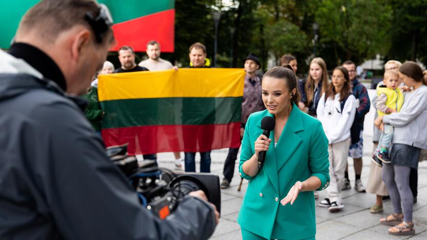 „Tautiškos giesmės“ giedojimas Vinco Kudirkos aikštėje