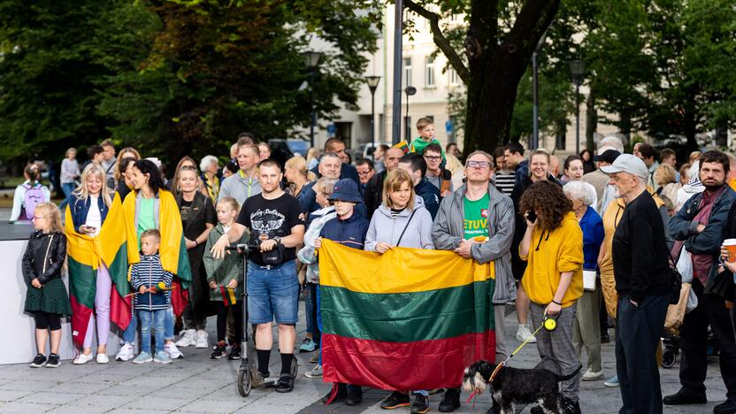 „Tautiškos giesmės“ giedojimas Vinco Kudirkos aikštėje