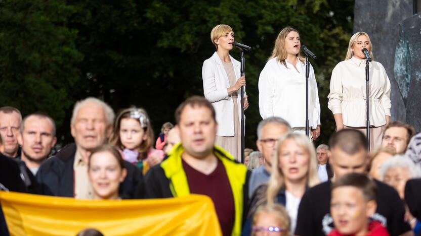 „Tautiškos giesmės“ giedojimas Vinco Kudirkos aikštėje