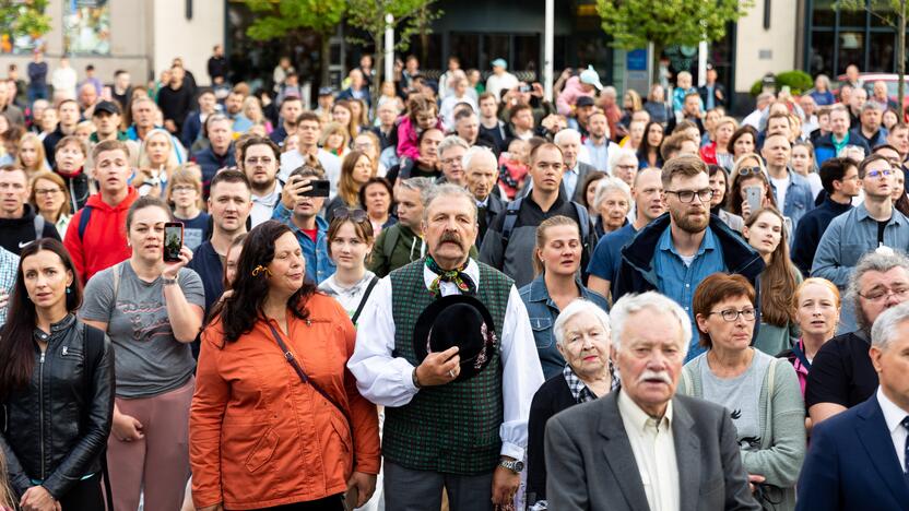 „Tautiškos giesmės“ giedojimas Vinco Kudirkos aikštėje