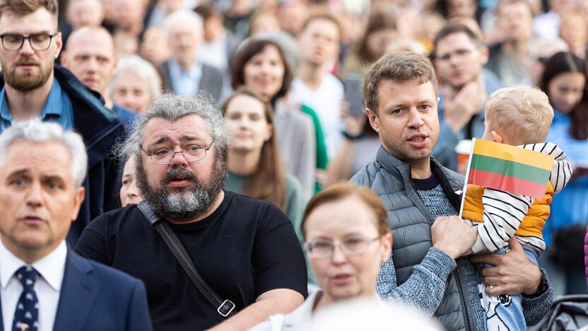 „Tautiškos giesmės“ giedojimas Vinco Kudirkos aikštėje