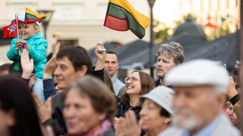 „Tautiškos giesmės“ giedojimas Vinco Kudirkos aikštėje