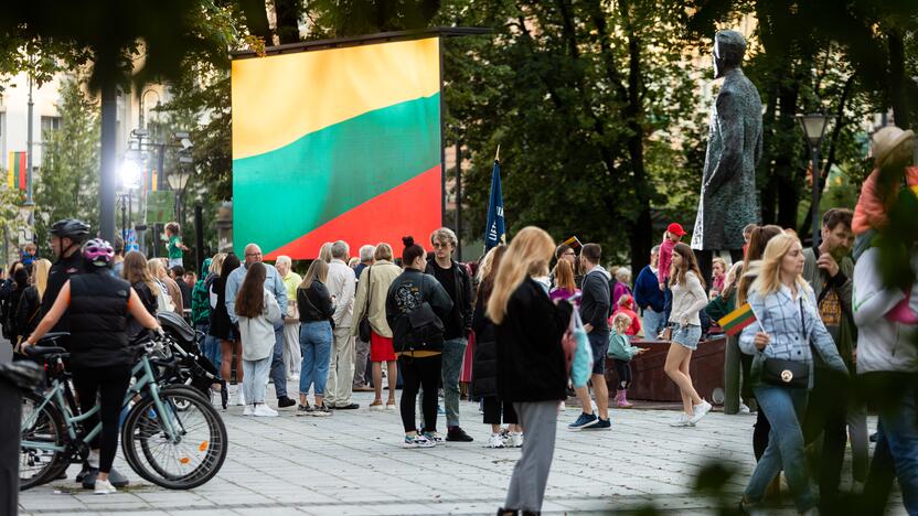 „Tautiškos giesmės“ giedojimas Vinco Kudirkos aikštėje