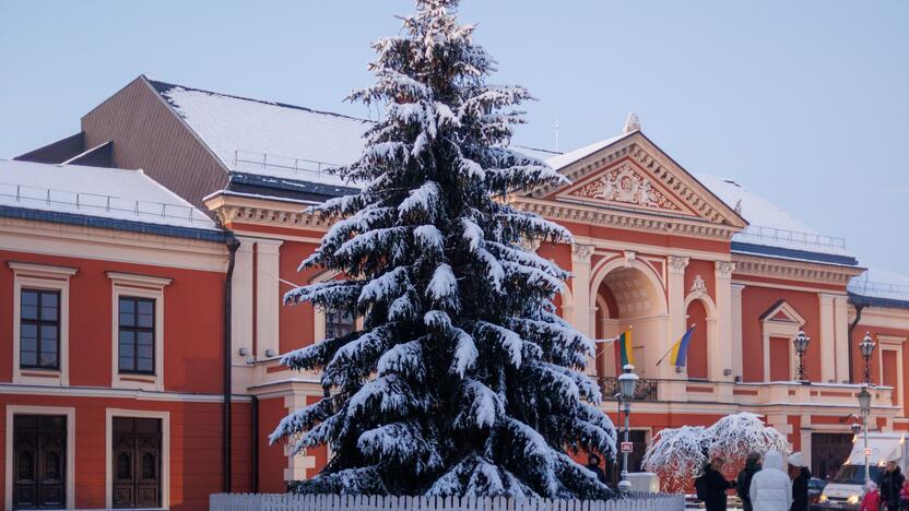 Klaipėdiečiai rinkosi į  uostamiesčio Kalėdų eglės įžiebimo šventę