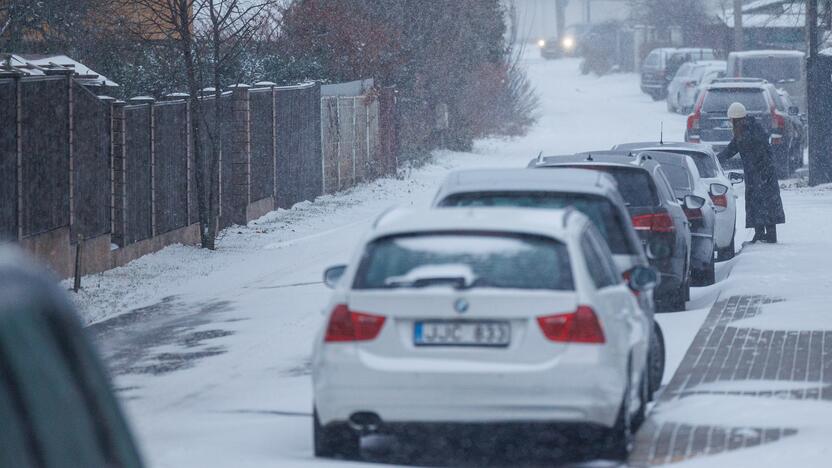 Kauną nuklojo sniegas