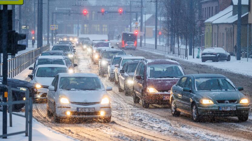 Kauną nuklojo sniegas