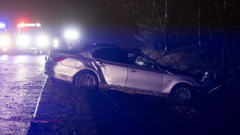 Trakų rajone į medį rėžėsi nuo policijos sprukęs BMW