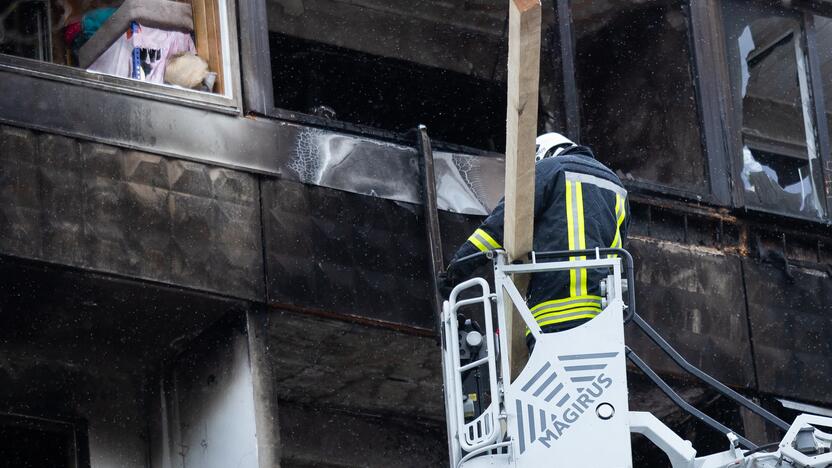 Ugniagesiai bando ištraukti žuvusiųjų kūnus iš Viršuliškių daugiabučio