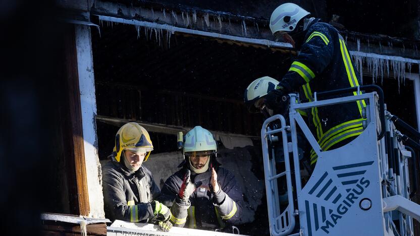 Ugniagesiai bando ištraukti žuvusiųjų kūnus iš Viršuliškių daugiabučio