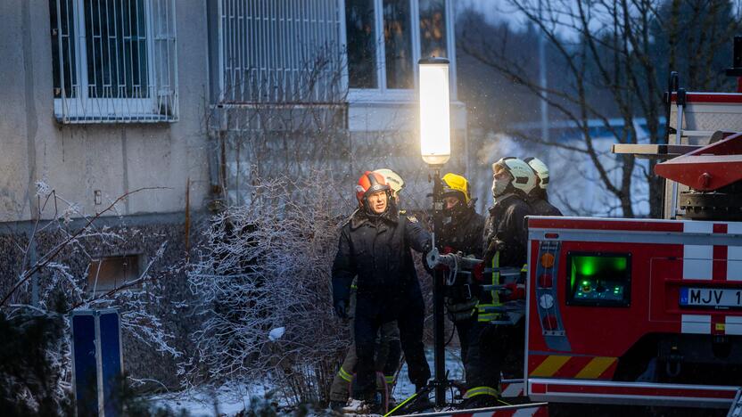 Ugniagesiai bando ištraukti žuvusiųjų kūnus iš Viršuliškių daugiabučio