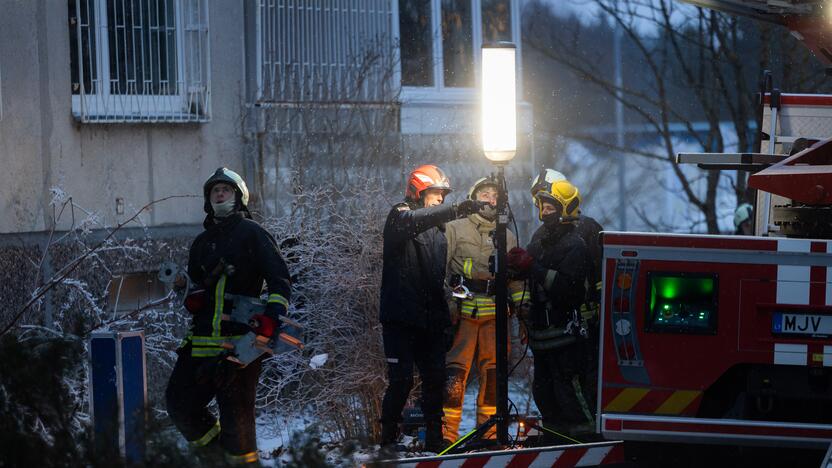 Ugniagesiai bando ištraukti žuvusiųjų kūnus iš Viršuliškių daugiabučio