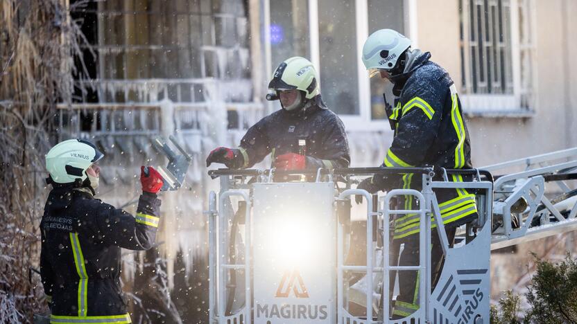 Ugniagesiai bando ištraukti žuvusiųjų kūnus iš Viršuliškių daugiabučio