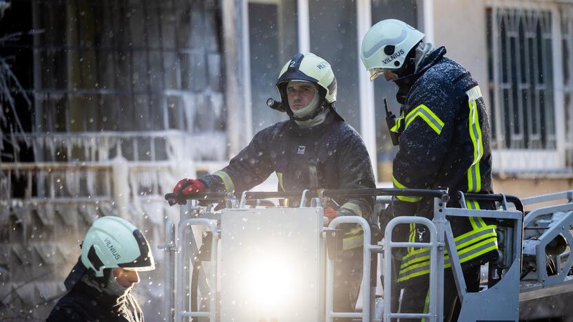 Ugniagesiai bando ištraukti žuvusiųjų kūnus iš Viršuliškių daugiabučio