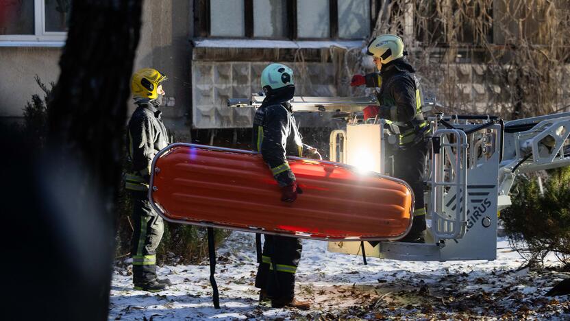 Ugniagesiai bando ištraukti žuvusiųjų kūnus iš Viršuliškių daugiabučio