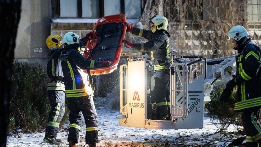 Ugniagesiai bando ištraukti žuvusiųjų kūnus iš Viršuliškių daugiabučio