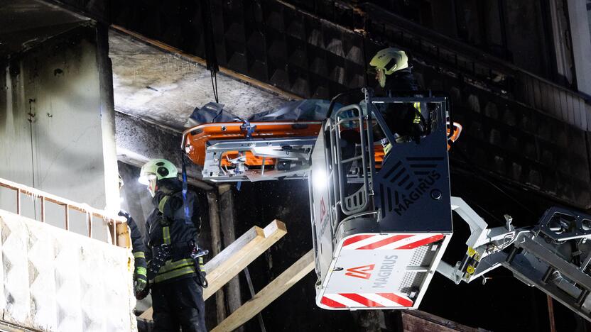 Ugniagesiai bando ištraukti žuvusiųjų kūnus iš Viršuliškių daugiabučio