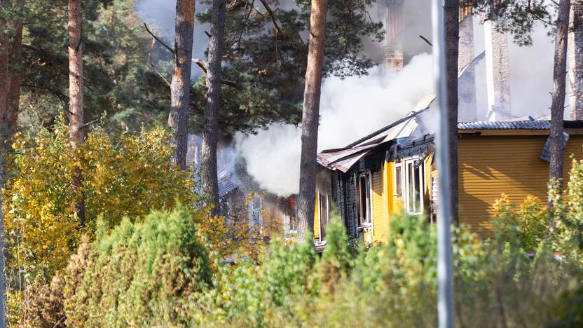 Juodšiliuose dega dviejų aukštų namas