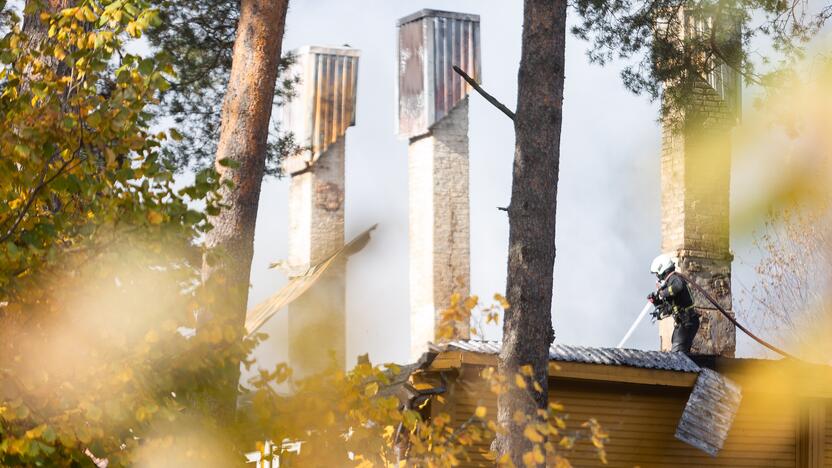 Juodšiliuose dega dviejų aukštų namas