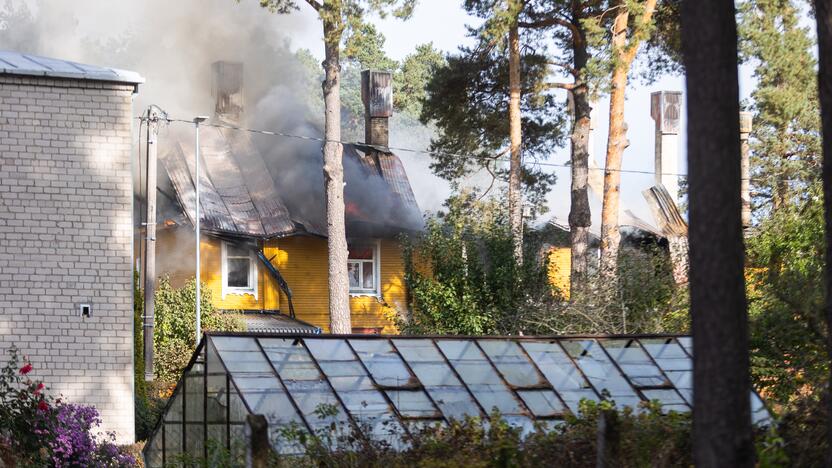 Juodšiliuose dega dviejų aukštų namas