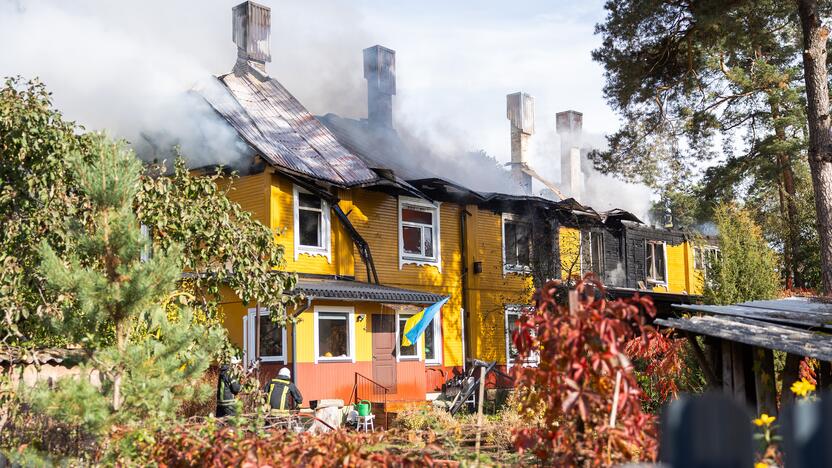 Juodšiliuose dega dviejų aukštų namas