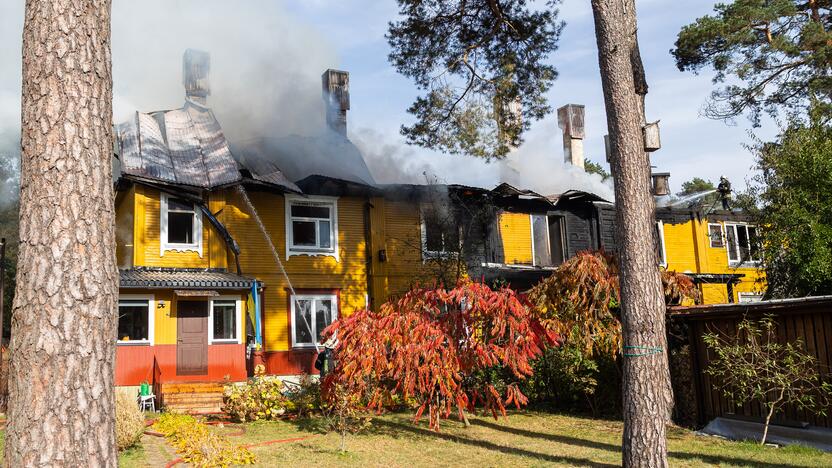 Juodšiliuose dega dviejų aukštų namas