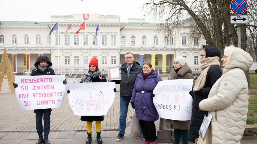 Prie Prezidentūros – protestas dėl Poderskio kandidatūros