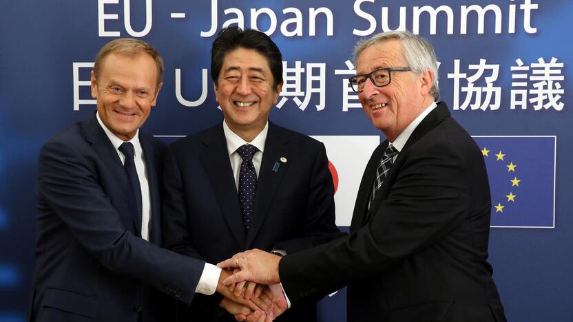 Shinzo Abe (viduryje) Jeanas Claude Junckeris (dešinėje)