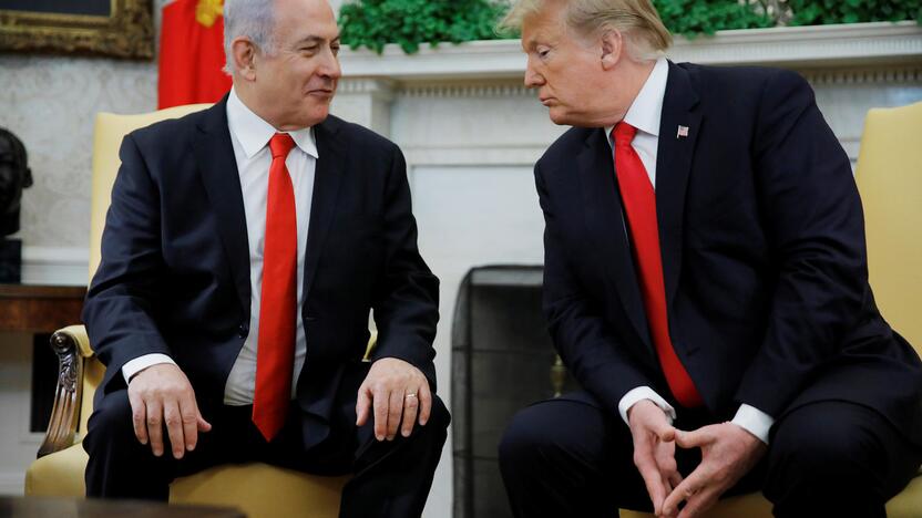 Benjaminas Netanyahu (kairėje) ir Donaldas Trumpas